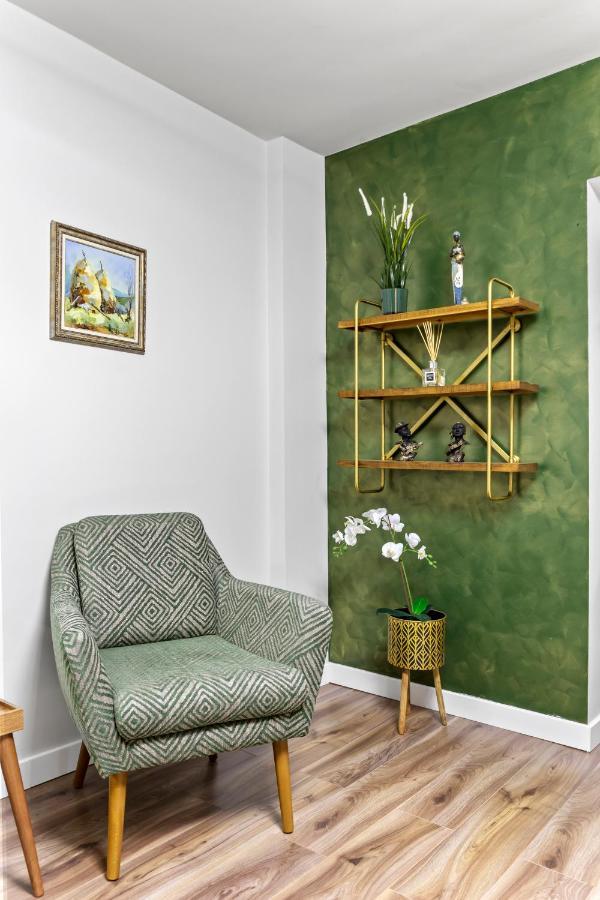 Cozy By Art Apartment
